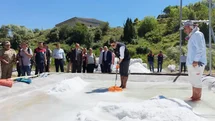 Vali Aygöl, tescilli Pülümür tuzunun üretimine kürek sallayarak eşlik etti