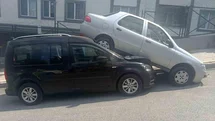 Küçükçekmece’de akıl almaz kaza: Dik rampayı çıkmaya çalışırken kayan otomobil hafif ticari aracın üzerine çıktı