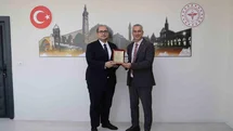 Diyarbakır Sağlık Müdürü Emre Asiltürk’ten Dicle İlçe Sağlık Müdürü Uzm. Dr. Fırat Köse’ye plaket