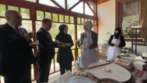 Bakan Göktaş, Erzincan’da kadın kooperatifinde gözleme pişirip ikram etti