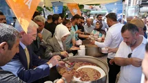 Bakan Göktaş, Erzincan’da aşure dağıttı, esnafı ziyaret etti