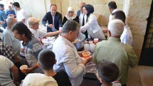 Tercan’da tarihi kervansarayda vatandaşlara aşure ikram edildi