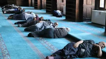 Diyarbakır’da turistler sıcak havadan korunmak için camilere sığındı