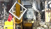 Pendik’te yıkım sırasında dikkat çeken hassasiyet: Kepçe operatörü Türk Bayrağı için çalışmayı durdurdu