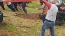 Sarıkamış’ta devrilen traktör için köylüler seferber oldu