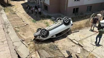 Adıyaman'da Otomobil Bahçeye Düştü