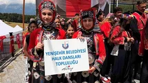 Yenişehir'de Halk Dansları Performansı