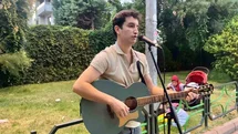 Eskişehir'de Sokaklarda Müzik Yapıyor