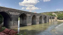 Diyarbakır'da Sıcaklar Tarihi Mekanları Boş Bıraktı