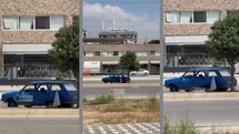 Mersin Sıcağı Bunu da Yaptırdı! Davultepe’de Sıcaktan Bunalan Sürücü Refüjdeki Ağacın Gölgesine Sığındı