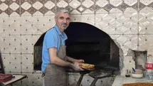Adıyaman’da 400 derecelik fırının başında ekmek mesaisi