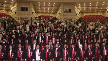 Genç eczacıların mezuniyet sevinci
