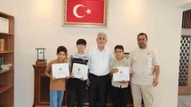 Suyun parasını kameraya gösteren çocuklar müftülükte ağırlandı