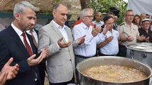 Şehit aileleri ve gazilerden aşure hayrı
