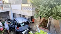Didim’de araç evin bahçesine uçtu