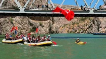 Kemaliye’de su sporları tutkunları Fırat’ta buluştu