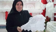 50 yıldır işlediği sanat ile gelinlik kızların çeyizini süslüyor