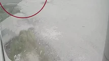 Motosiklet ve bisikletli çocuğun çarpıştığı anlar kamerada