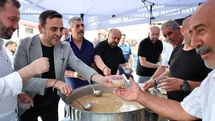 Başkan Özlü’den pazar esnafına aşure ikramı