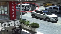 Kontrolden çıkan çöp konteyneri caddeye dalıp araca çarptı: O anlar kamerada