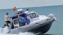 Karadeniz’in hırçın dalgaları arasında mahsur kalan yüzücüyü deniz polisi kurtardı