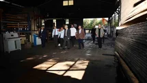 Yanan orman ürünleri fabrikasında inceleme