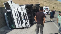 Malatya’da kontrolden çıkan tır devrildi