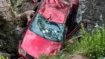 Payas’ta uçurumdan yuvarlanan otomobilin sürücüsü yuvarlandı