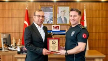 Emekliye ayrılan polis memuruna veda plaketi