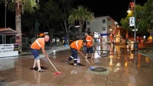 Ayvalık cadde ve sokakları köpüklü sularla temizlendi