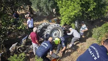 Traktörün altında kalan şahıs, ekiplerin çalışmasıyla kurtarıldı