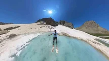 Temmuz ayında donmuş gölün üzerinde kayak, gökyüzünde paraşüt