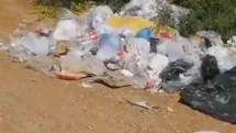 Balık tutmak için gittiği gölde çöp yığınıyla karşılaştı: Poşet poşet topladı