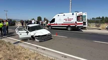 Bariyerlere çarpan otomobilde 6 kişi yaralandı