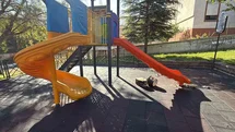 Çocuk parkındaki kaydıraklara yanık yağ döktüler