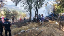 Kumluca’da odunlukta başlayan yangın boş evin bahçesine sıçradı