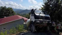 Beton mikseri evin çatısına düştü: Faciadan dönüldü