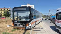 Eskişehir’de 2 belediye aracının çarptığı otomobildeki 2 kişi yaralandı