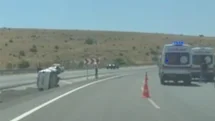 Devrilen otomobilde 3 kişi yaralandı