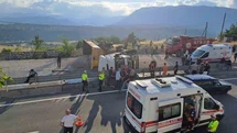 Devrilen çakıl yüklü tır alev aldı: 1 yaralı