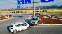 Hafif ticari araç otomobille çarpıştı: 7 yaralı