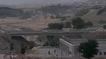 Yapıların camlarını taşlayarak kırdılar