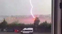 Tekirdağ’da palmiye ağacına yıldırım düştü, alev alev yandı