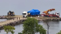Giresun’da kayalıklara çıkan Sahil Güvenlik botu olay yerinden kaldırıldı