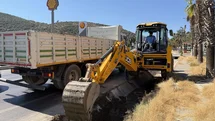 Kuşadası’nda su kanallarının bakım ve temizlik çalışması devam ediyor