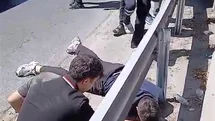 Esenler’de virajı alamayan motosiklet bariyerlere çarparak devrildi: 1 yaralı