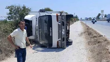 Antalya'da Devrilen Kamyonun Sürücüsü Yaralanmadan Kurtuldu