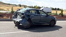 Çorum’da tır ile çarpışan otomobil kullanılmaz hale geldi