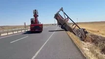 Şanlıurfa’da karpuz yüklü kamyon şarampole devrildi: 2 yaralı