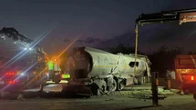 Erzin’de yakıt yüklü tanker devrildi